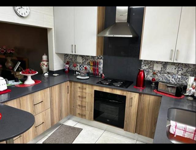 2 BEDROOM TOWNHOUSE FOR SALE IN NEW REDRUTH